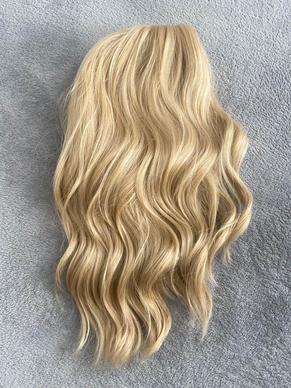 Ash Blonde Short Wavy Curly Synthetic Wig Shoulder Length Heat Resistant w Cap